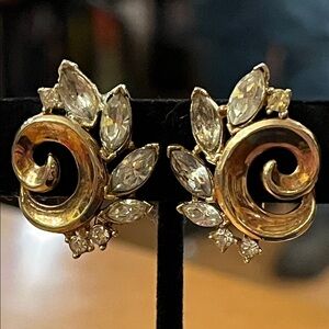 Vintage crown Trifari faceted Crystal rhinestones clip on earrings